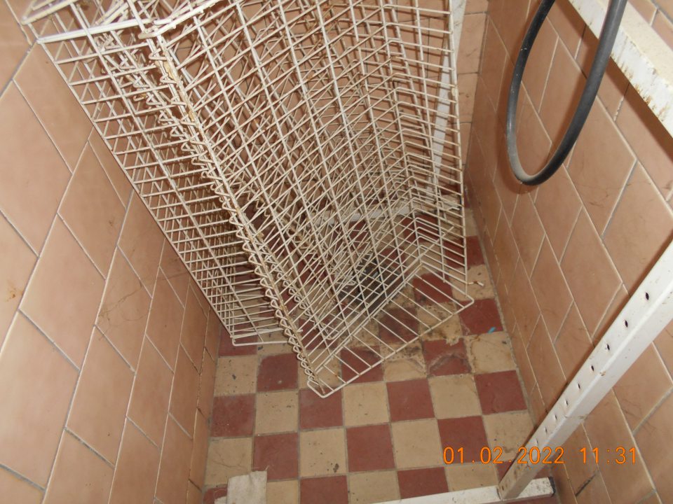  Výskyt nepotrebných vecí v predsieni WC.
