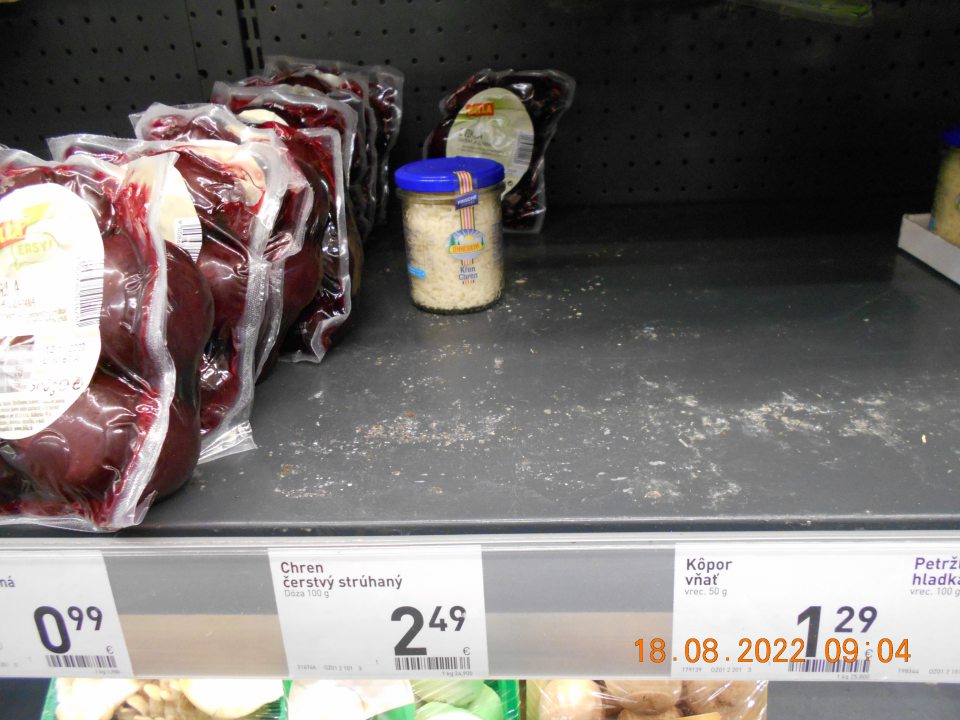 ) Znečistené a skorodované chladiarenské zariadenie s uchovávanou balenou zeleninou- kvasená kapusta, mix šaláty. 