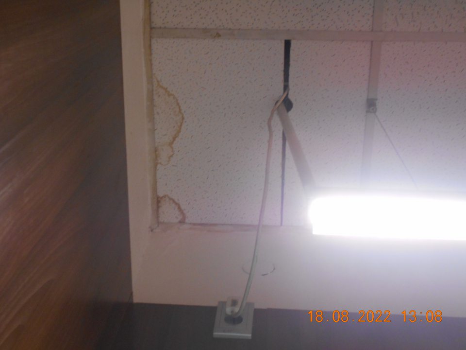 Zatečená stropná kazeta na predajnej ploche nad lahôdkarskym pultom.