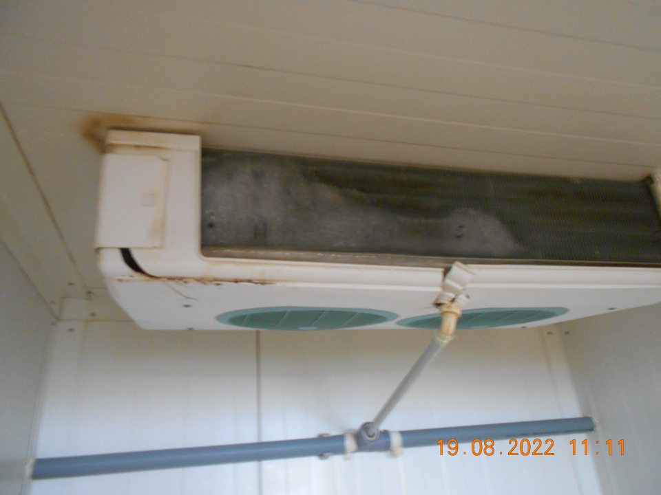 ) Zistený výskyt námrazy na stropnej klimatizačnej jednotke v zabudovanom chladiarenskom boxe s uchovávaným čerstvým mäsom