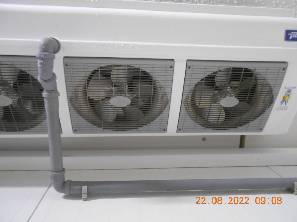 -Znečistená stropná klimatizačná jednotka v expedičnej (vstupnej) časti skladu s uchovávanými mäsovými výrobkami a výskyt kondenzu na strop