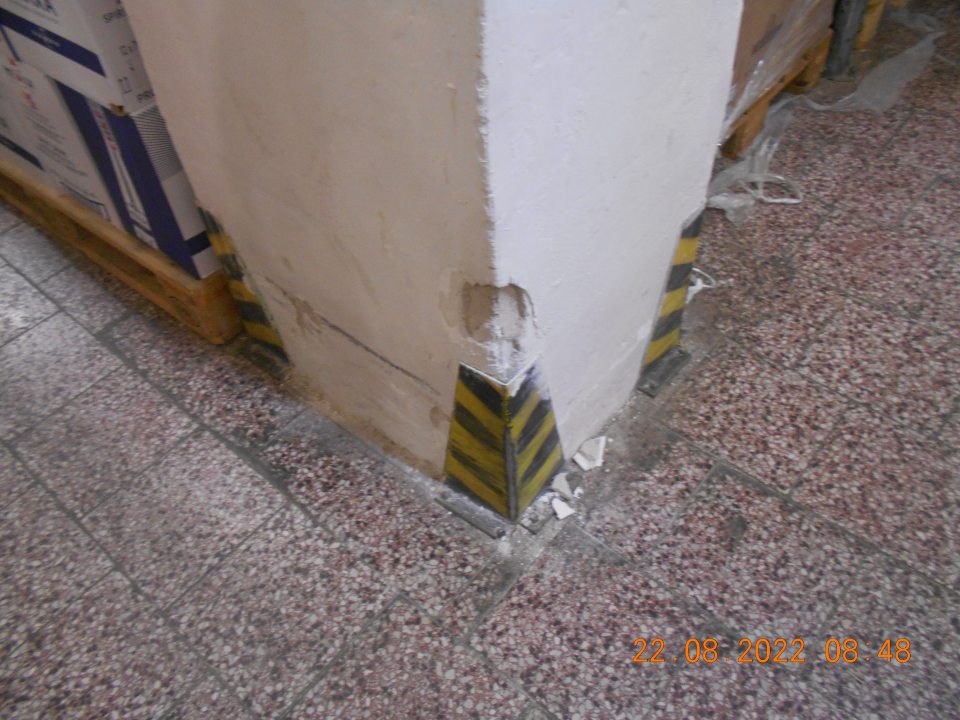  Poškodený nosný stĺp v blízkosti regálov s uchovávanými alkonápojmi, 