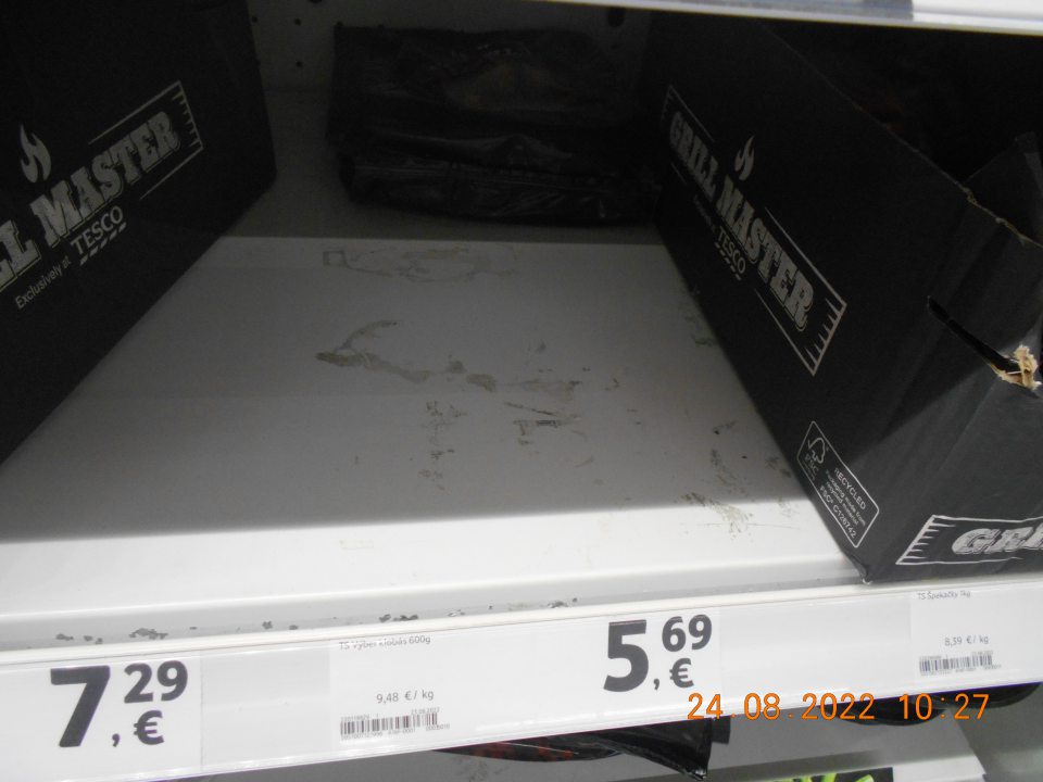 Zistené znečistené chladiarenské zariadenie s uchovávanými mäsovými výrobkami a horovými pokrmami na predajnej ploche. 