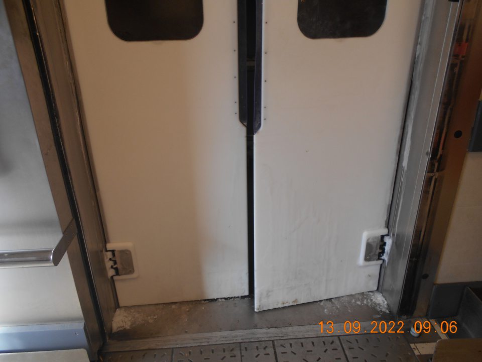 Hrubá vrstva námrazy na podlahe a strope mraziaceho zariadenia (truhla) s uchovávanými mrazenými pekárskymi polotovarmi. 