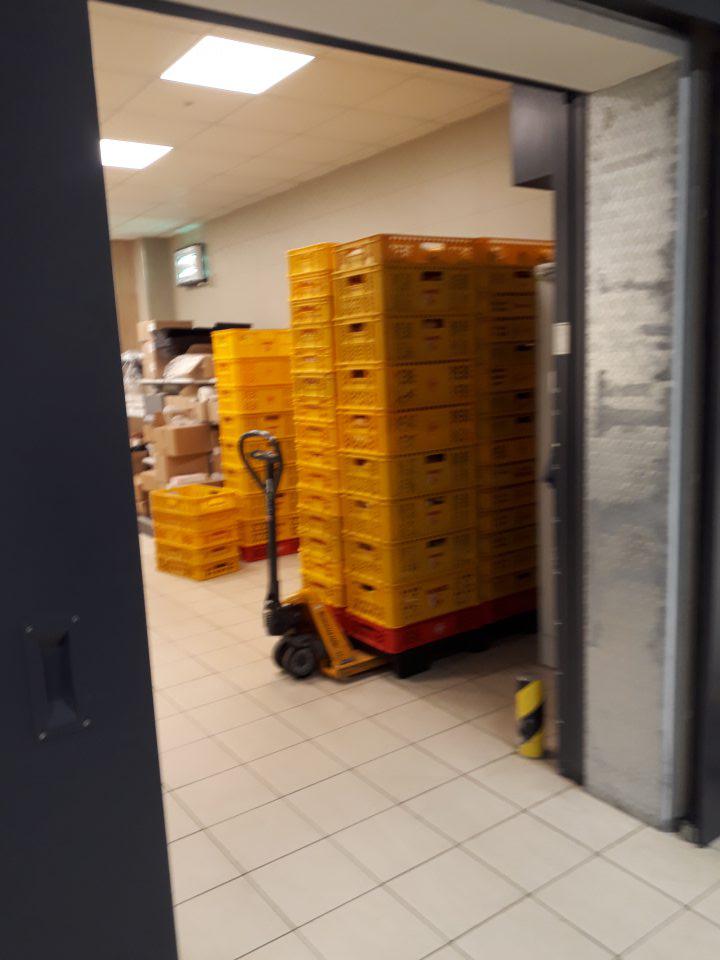 Vo výrobnom priestore dopekania pekárenských polotovarov skladované balené a nebalené pekárenské výrobky od dodávateľov a vratné prepravné obaly od pečiva.