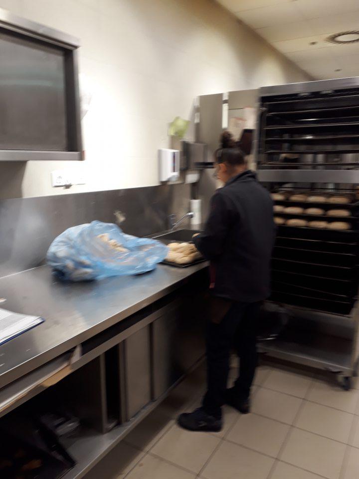Pri manipulácii s nebaleným pečivom pracovníčka používala čierne pracovné rukavice nevhodné na hygienickú manipuláciu, nemala vhodnú pokrývku hlavy a na pracovnej zástere mala oblečenú mikinu, v ktorej do výrobného priestoru vstúpila z pracovnej plochy.
