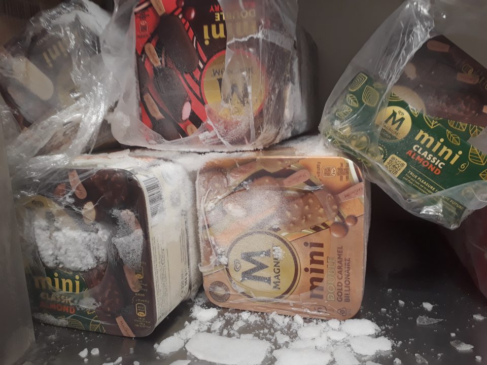 Skladovanie v mraziacom zariadení pokrytom hrubou vrstvou námrazy, vrátane obalov skladovaných potravín.