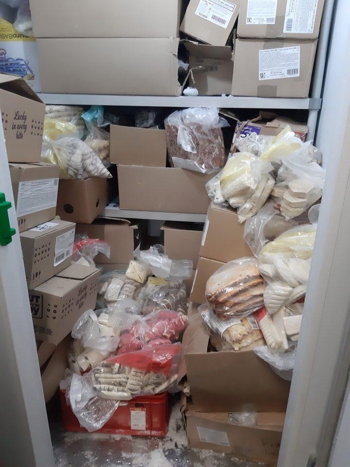 V mraziacom zariadení tovar nahádzaný, deformované obaly, mraziace zariadenie preplnené - prístup doň znemožnený, kontrola skladovaných potravín sťažená až znemožnená.