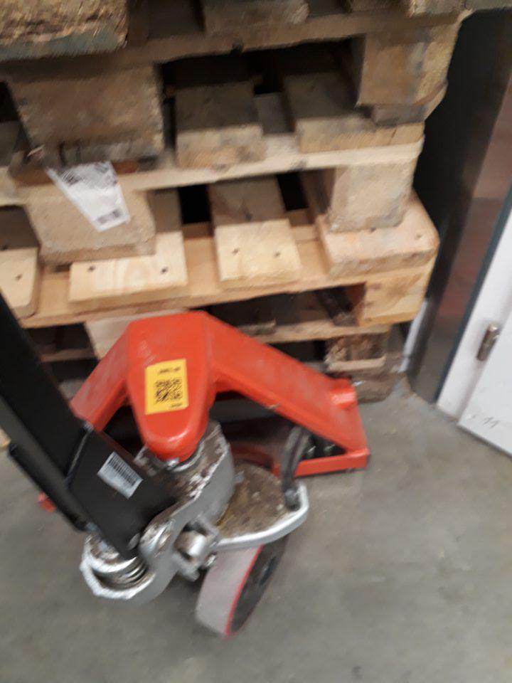 Manipulačný vozík znečistený nálepmi prachu.