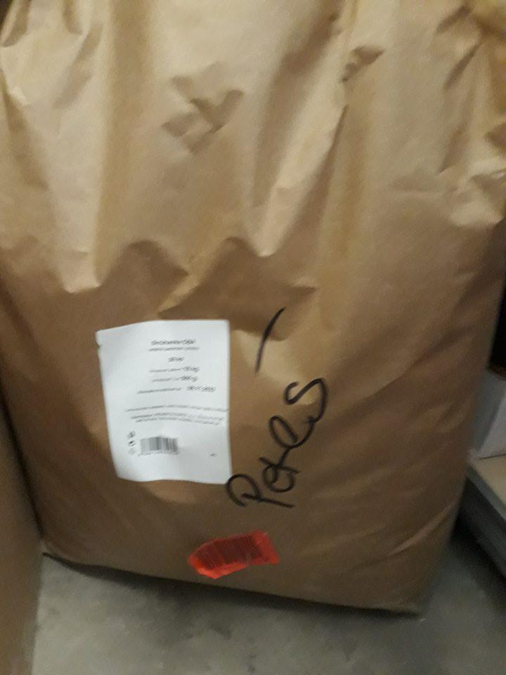 Strúhanka v papierovom vreci skladovaná priamo na podlahe.