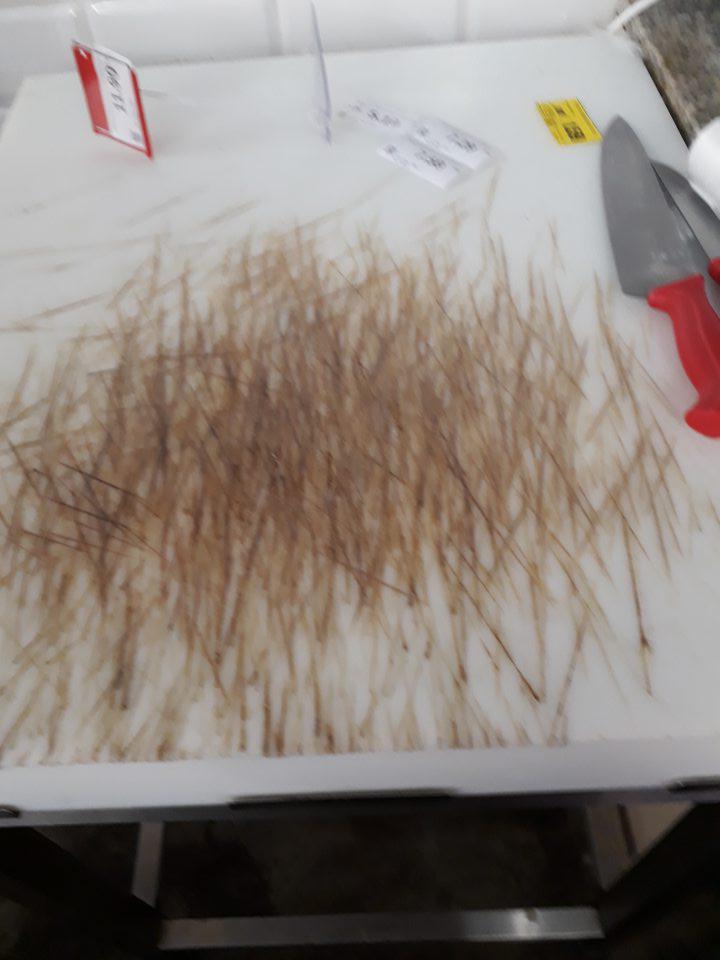 Poškodená plastová doska, určená na krájanie mäsa.