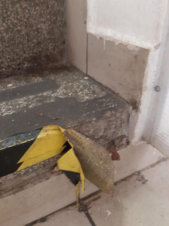 Vo výrobnej časti dopeku odkrytý preplnený kôš, rukavice uložené na umývadle.