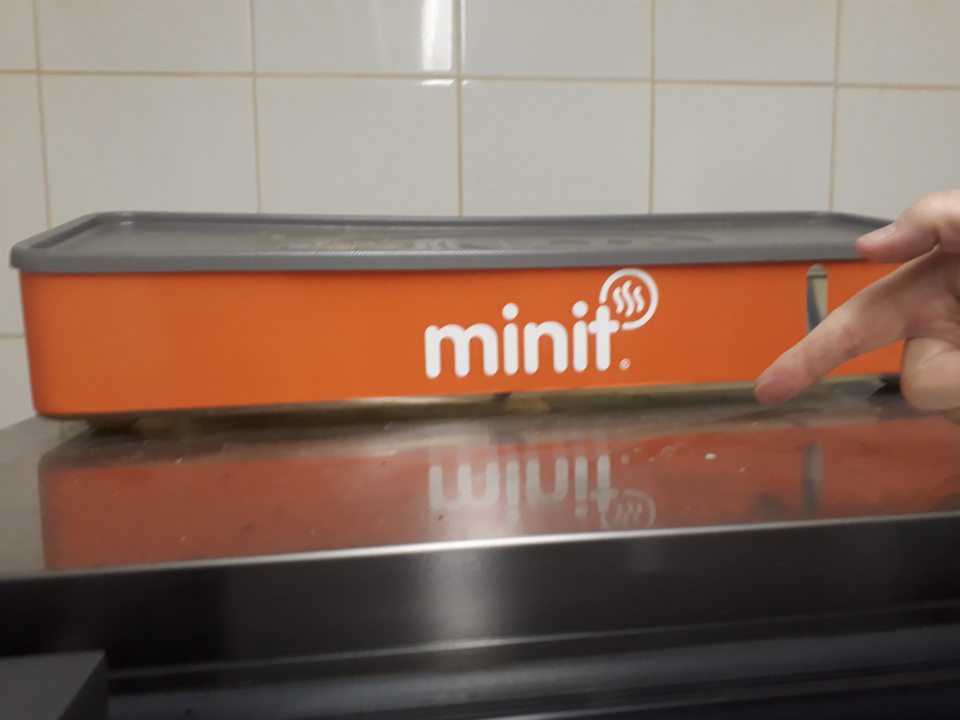 Výrobný priestor minipekárne (dopekanie z mrazených polotovarov) nevyhovujúci na túto činnosť, neudržiavaný v hygienicky spôsobilom stave, znečistené zariadenia.