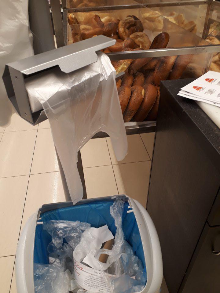 Na predajnej ploche odkryté odpadkové koše s odpadom uskladnené vedľa uskladneného nebaleného pečiva.