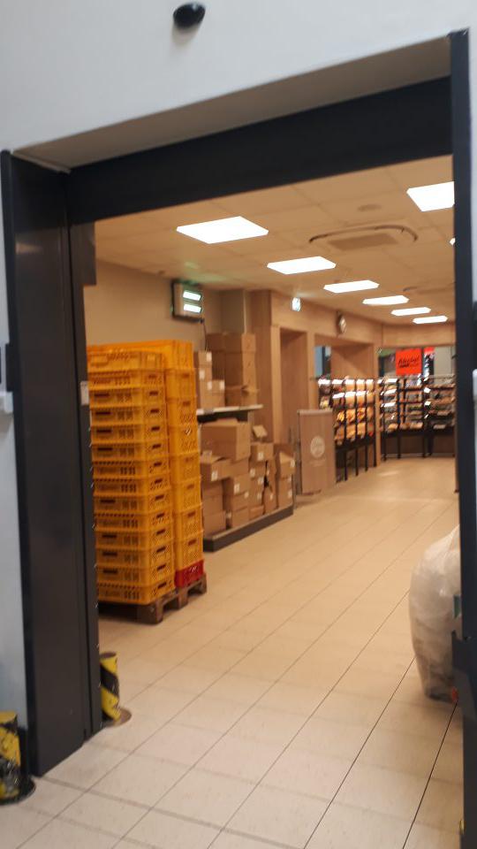 Kríženie čistých a nečistých činností - priestor dopekania otvorený do priestoru skladu.