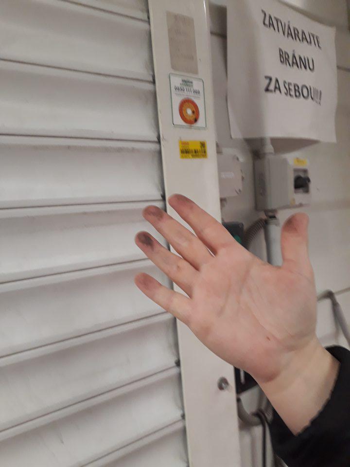 Priestory suchého skladu nie sú udržiavané v hygienickom stave plastové steny boli silne zaprašené a neudržiavané v čistote.