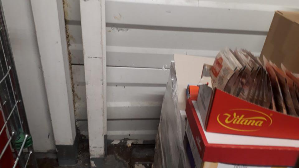 Ťažšie dostupné miesta rohy a kúty, plastové steny a mechanické zábrany a priestory za paletami s uskladneným tovarom boli silne zaprášené.