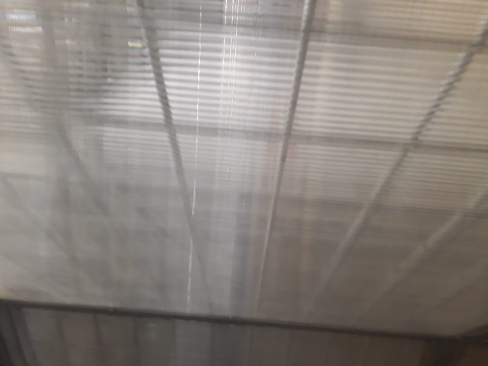 Lexanový box na skladovanie nebaleného pečiva - steny zaprášené, neudržiavané, po otere zostali čierne šmuhy.