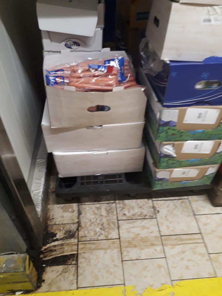 Podlaha v chladiacom zariadení s uskladnenými potravinami silne znečistená špinavými čiernymi pruhmi.