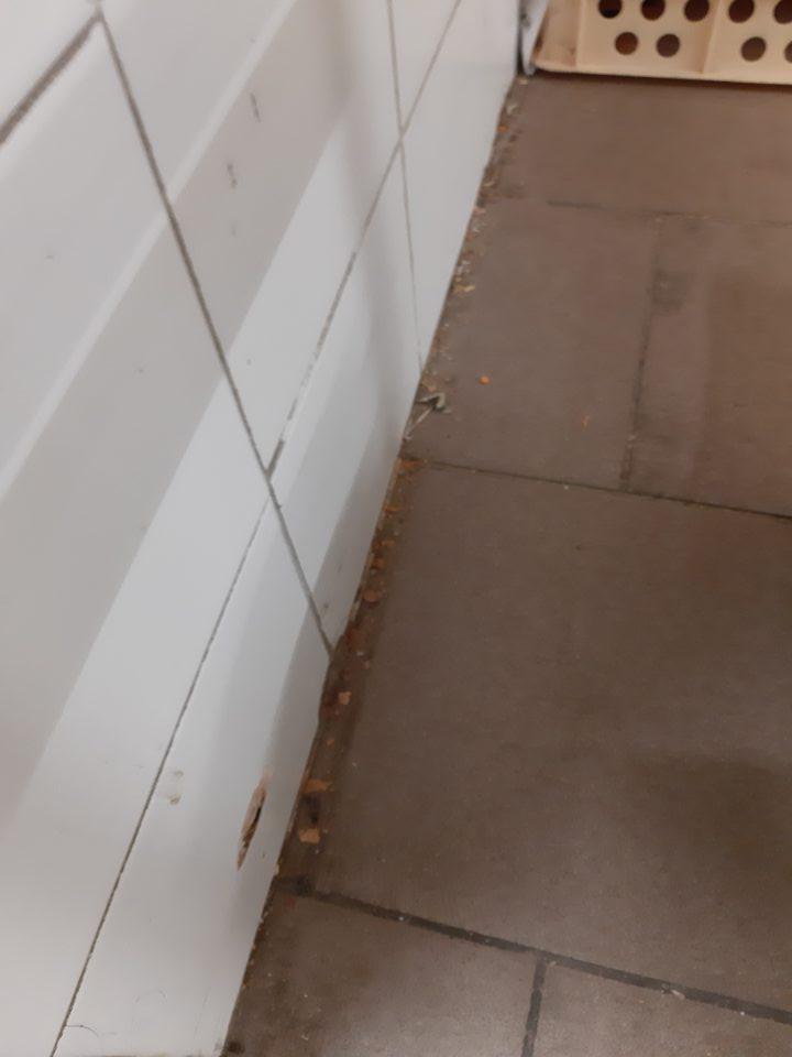 V zázemí v rohoch, ťažšie dostupných miestach nahromadený prach.