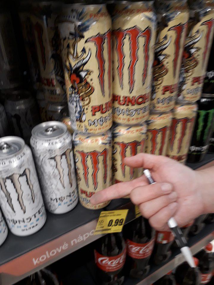 Regály s uskladneným tovarom zaprášené.