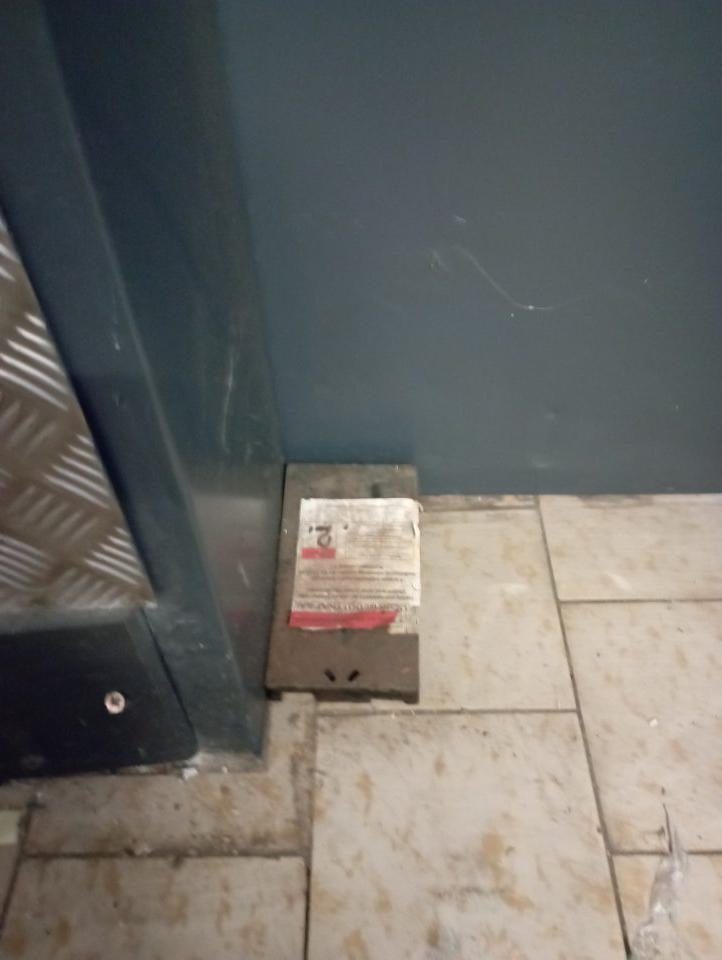 Deratizačné staničky sú v celom zázemí silne znečistené prachom.