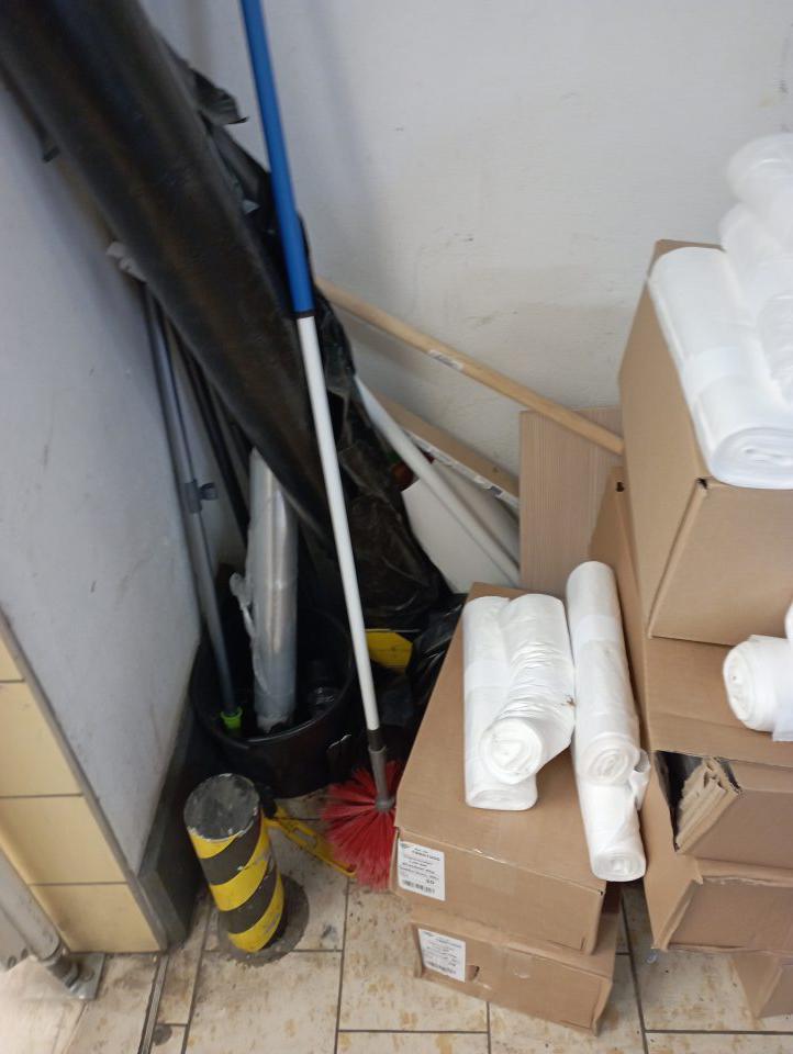 Predmety určené na sanitáciu sú uložené na rôzných miestach v sklade (vedra, metly mopy), skladované sú spolu s obalovým materiálom.