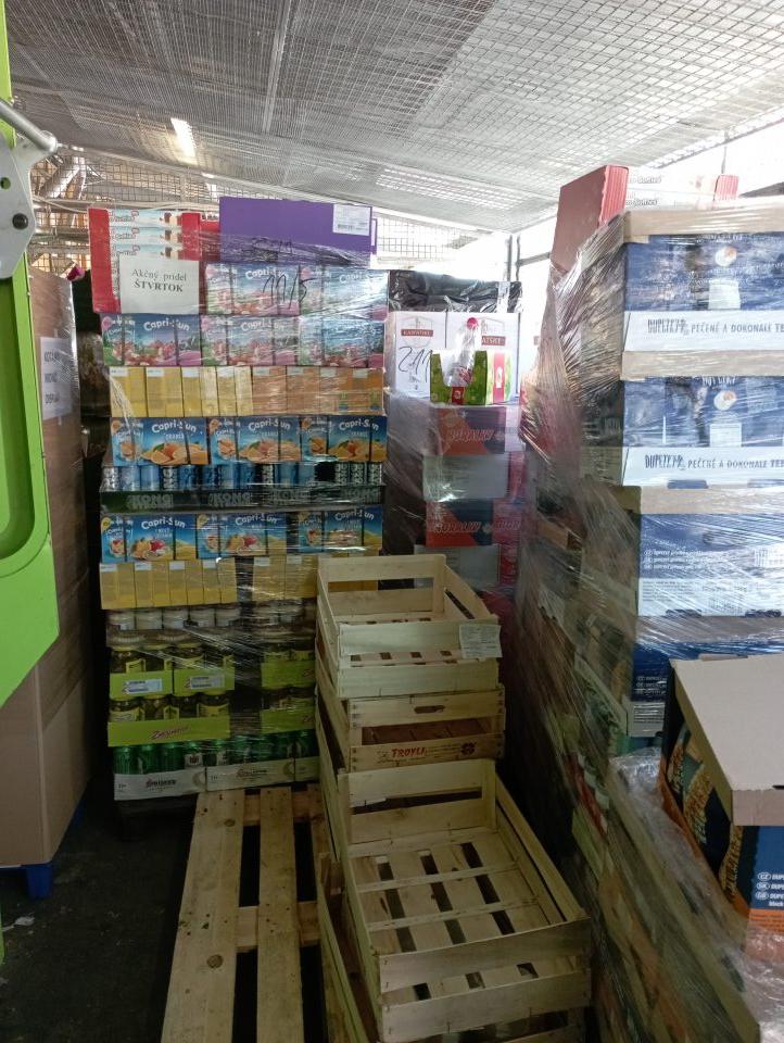 V manipulačnom priestore v blízkosti lisu na lisovanie kartónov bolo skladované veľké množstvo potravín na paletách, čím je sťažená manipulácia s tovarom a vykonávanie hygienicko sanitačných prác.