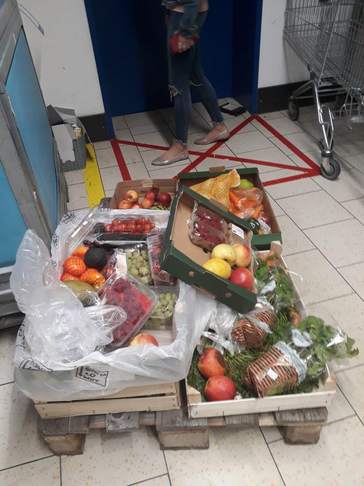 Vyradené ovocie, zelenina, kvety a byliny skladované mimo uzavretých nádob, v manipulačnom priestore.