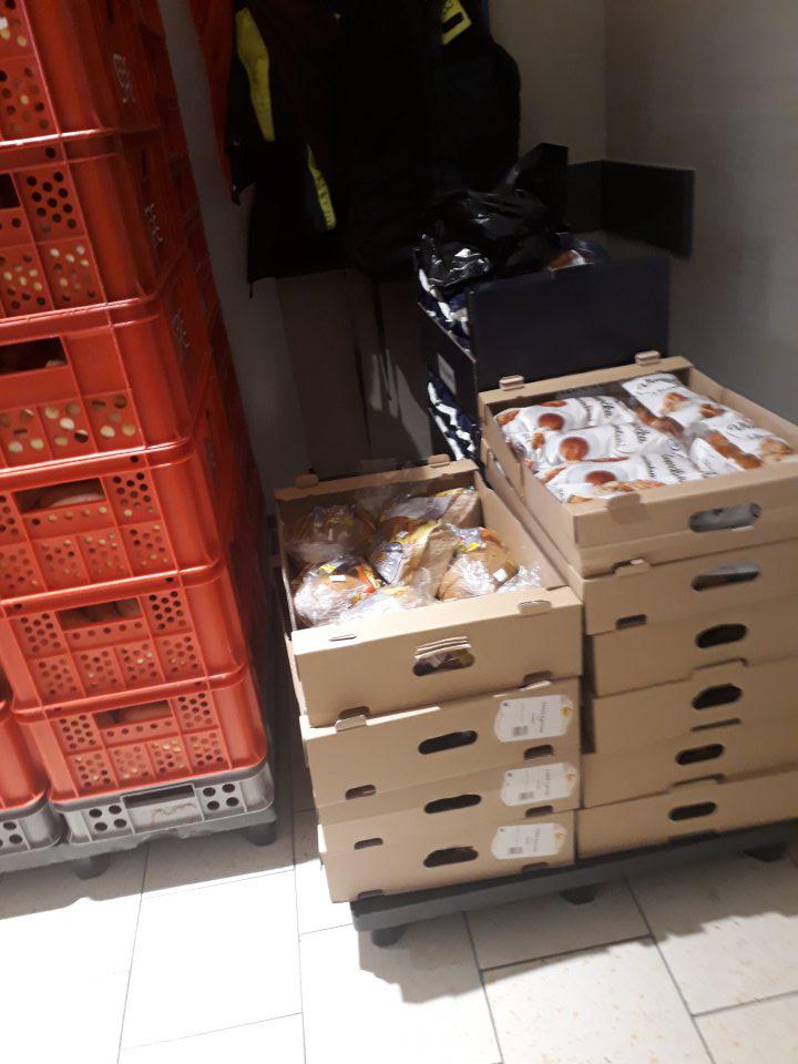 Na úseku dopekania vo výrobnom priestore skladované vratné obaly a balené výrobky od dodávateľov.