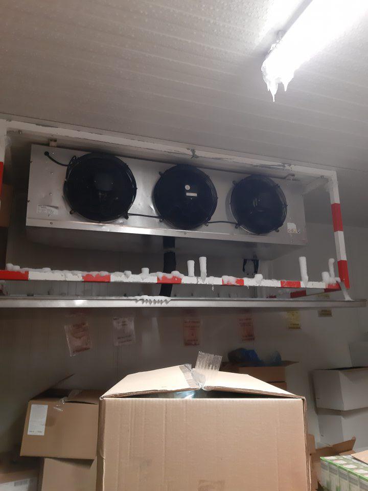 V mraziacom boxe na ventilátoroch kvaple a na podlahe súvislá vrstva ľadových kryštálov.
