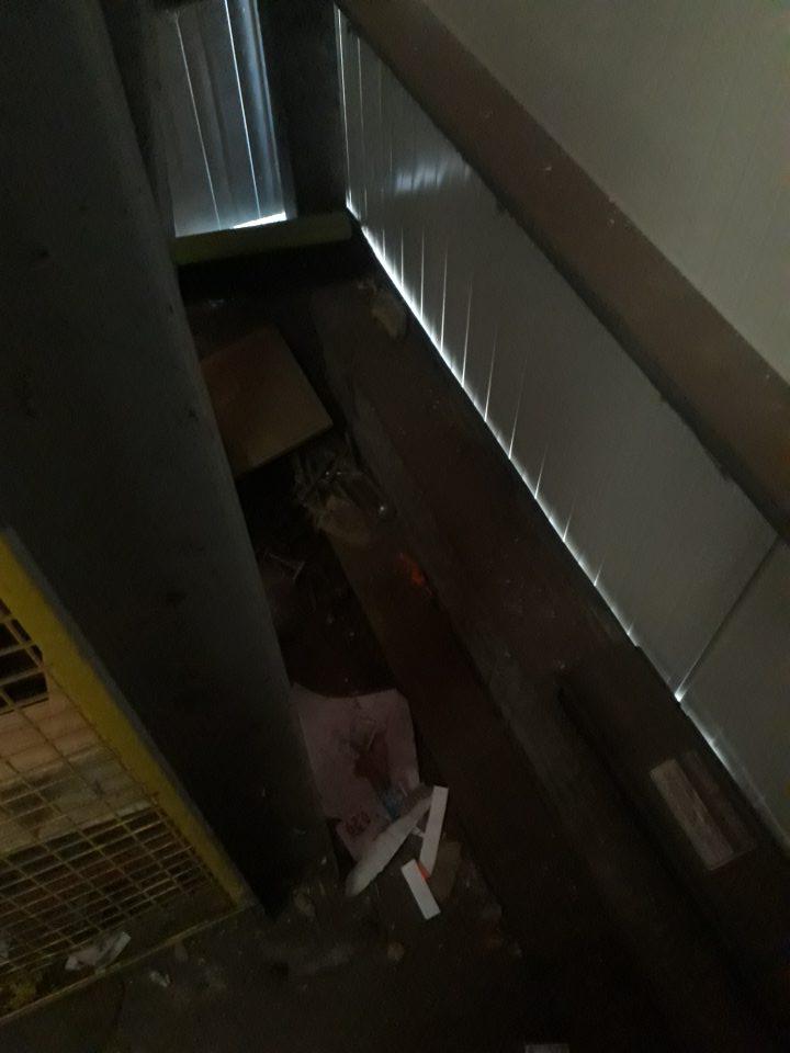  V zázemí predajne v okolí lisu zvyšky obalového materiálu, prach. 