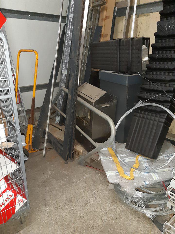  V zázemí predajne v okolí lisu zvyšky obalového materiálu, prach. 