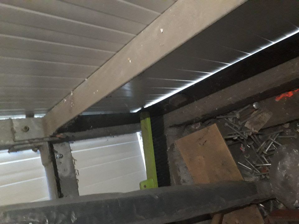 V miestnosti na uskladnenenie technického materiálu prev. neporiadok, prach.