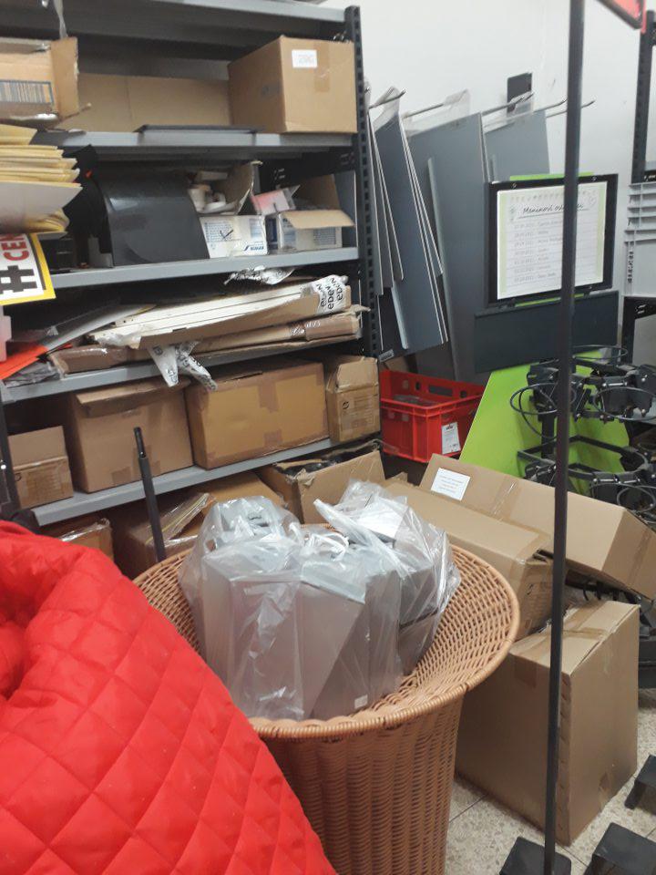 V miestnosti na uskladnenie technického materiálu prevádzkový neporiadok, prach.