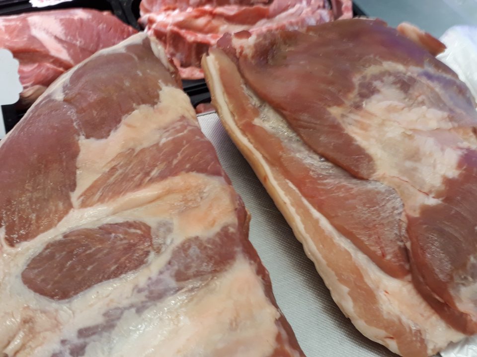 Bravčové mäso po uplynutí DS skladované spoločne s tovarom určeným do obehu, neoznačené, čím nie je vylúčené riziko kontaminácie a možnej zámeny s čerstvým mäsom a vyloženia do predajného pultu.