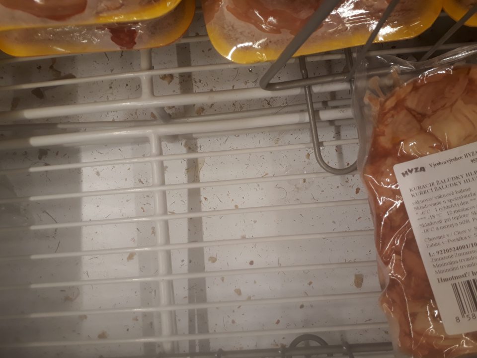 Mraziace vane znečistené prachom, úlomkami obalov a potravín.