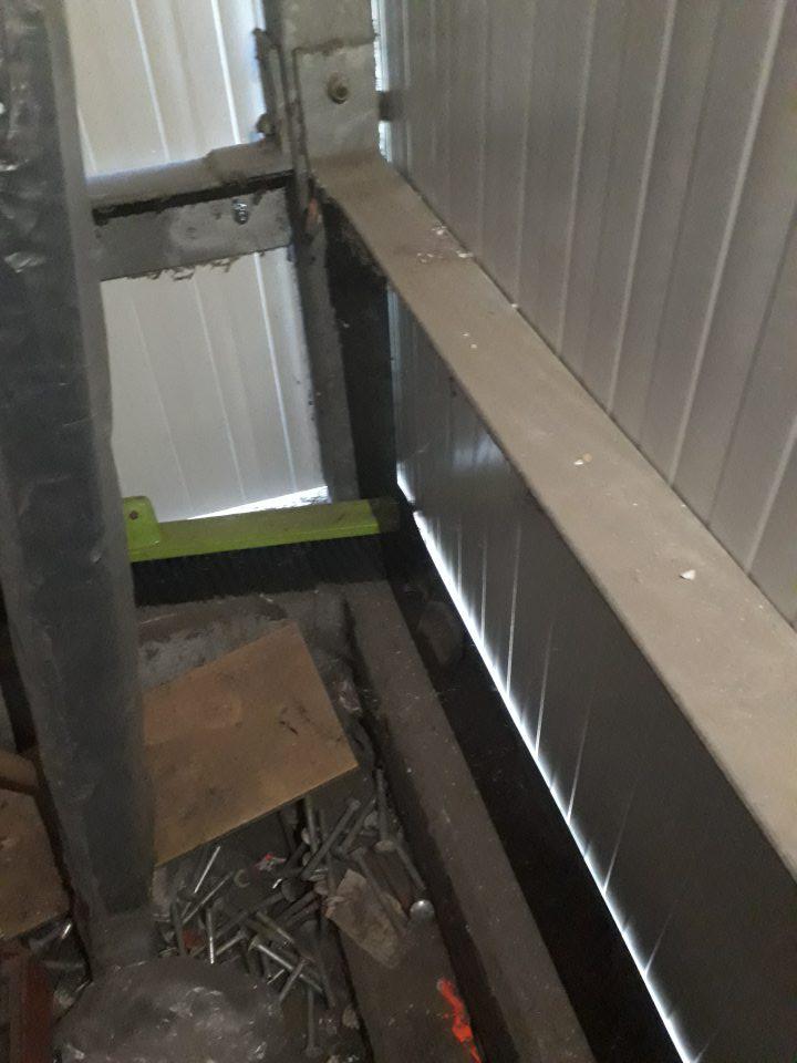 Okolie lisa na likvidáciu nevratných obalov aj samotný lis znečostený zbytkami obalov, prachu, sú tu umiestnené rôzne nepotrebné nepoužívané predmety, kartóny, fólie, ventilátor na stene pokrytý čiernym prachom.