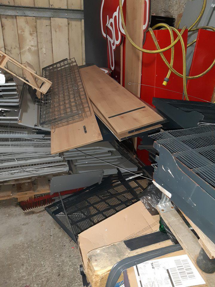 Okolie lisa na likvidáciu nevratných obalov aj samotný lis znečostený zbytkami obalov, prachu, sú tu umiestnené rôzne nepotrebné nepoužívané predmety, kartóny, fólie, ventilátor na stene pokrytý čiernym prachom.