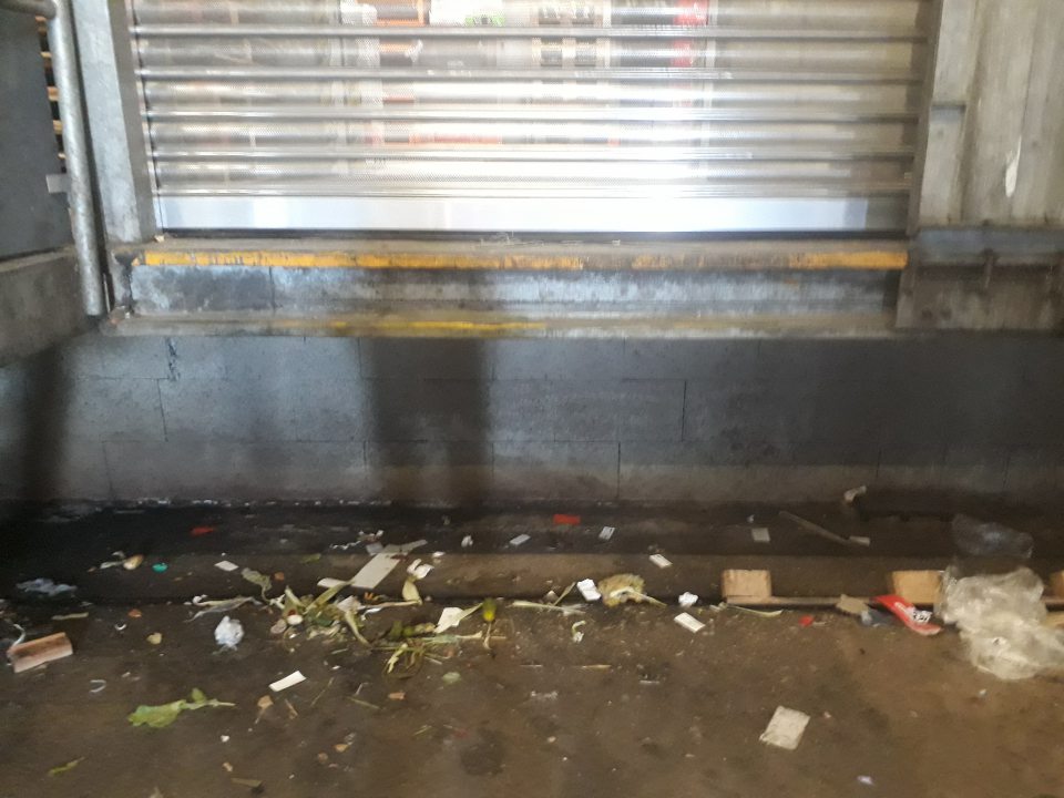 Kovové rolety na kontajneroch sú zaprášené steny v časti príjmu zanesené čiernym prachom, pavučinami, priestor priamo komunikuje s priestorom manipulačnej chodby.
