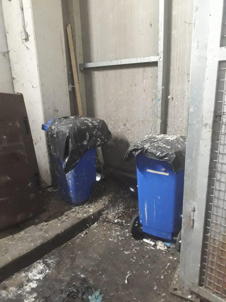 V uzavretom priestore sú uskladnené nádoby na bio odpad a pekársky odpad neznesiteľný zápach po rozkladných procesoch, výskyt rôznych tekutín, vytečených z kontajnerov, výskyt holubacieho trusu a peria, nádoby na odpad silno potriesnené holubacím trusom.