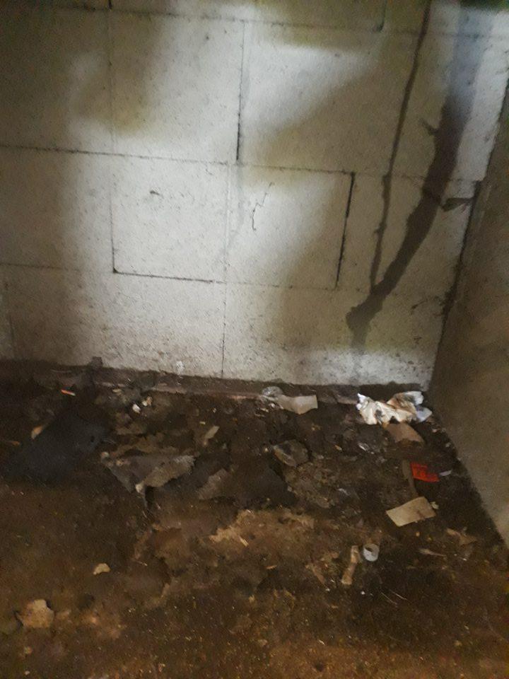 Nahromadené nečistoty na viacerých miestach v zázemí.