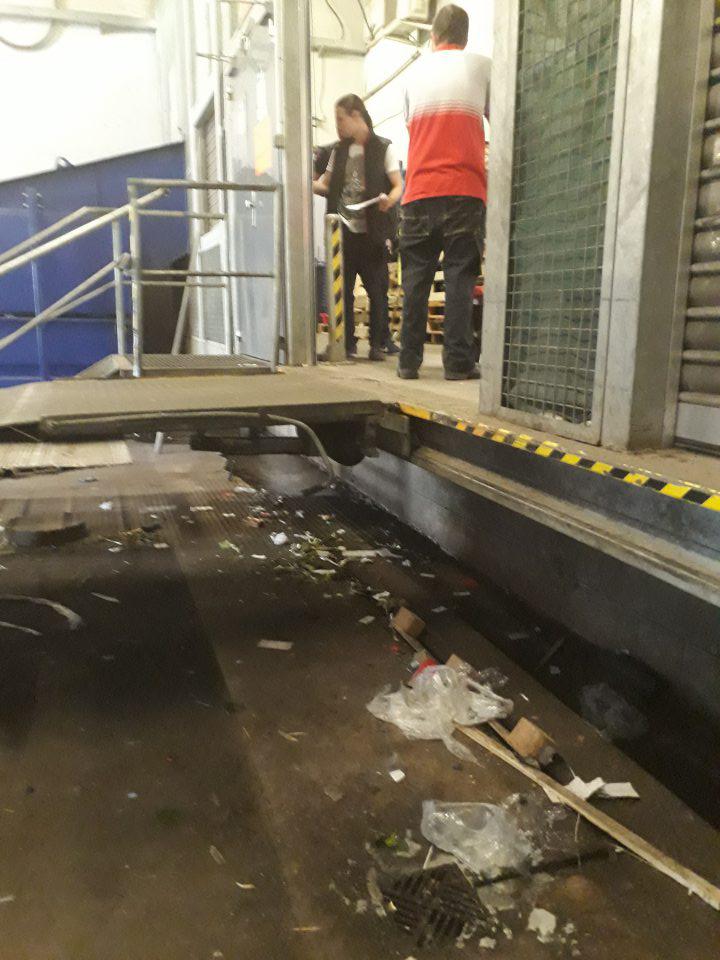 Vo vonkajšom priestore príjmovej rampy po celej dĺžke vo veľkom množstve zbytky paliet, fólií, skla, papierov.