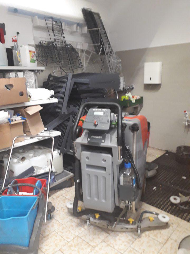 V priestore výlevky nahádzané, neusporiadané rôzne predmety stojany, obaly, tento priestor komunikuje cez otvorené dvere s manipulačnou chodbou.