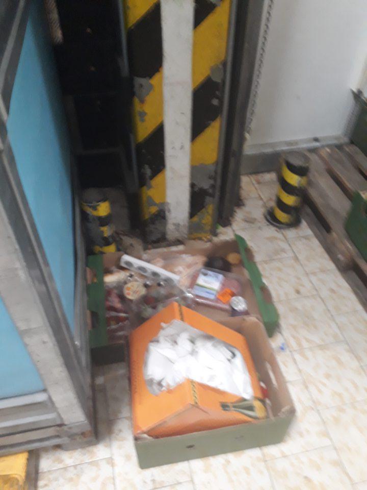 Vyradený živočíšny odpad vyžadujúci chladenie skladovaný v otvorených kartónoch, mimo MOPRO-boxov.