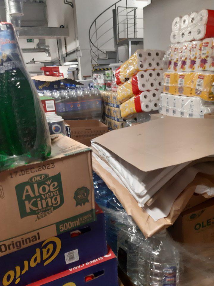 Preplnený sklad, neumožňuje prístup k potravinám, kontrola a manipulácia je sťažená, medzi potravinami skladované rôzne časti používaného zariadenia, rebrík, spoločné skladovanie potravím a drogériového tovaru a ovocia a zeleniny.