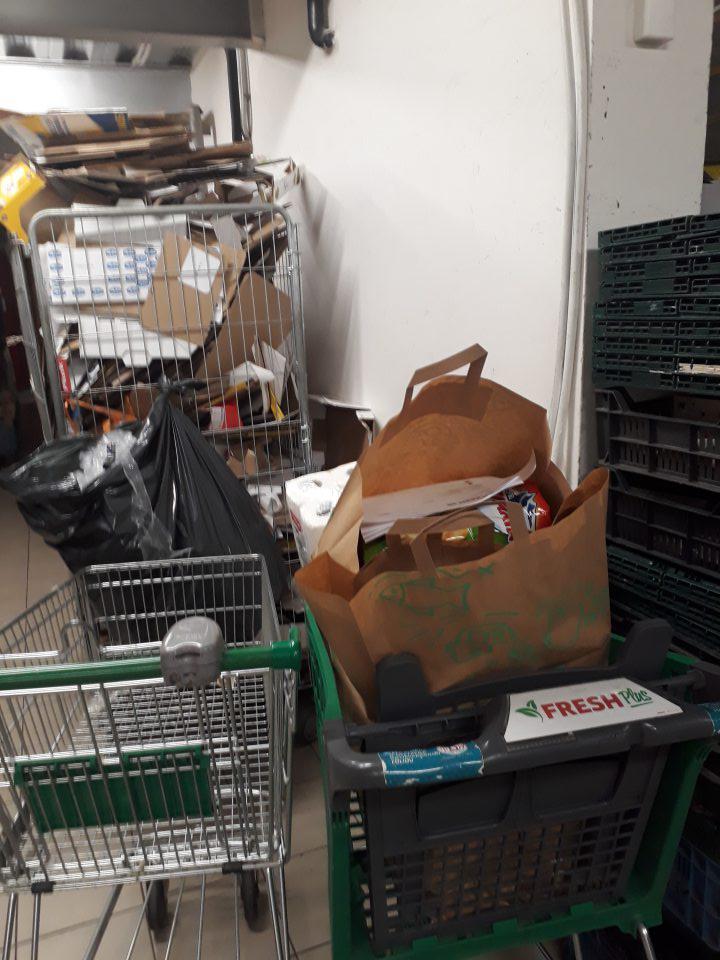 V manipulačnom priestore medzi tovarom uložené nákupné tašky pripravené pre zákazníkov (drive in).