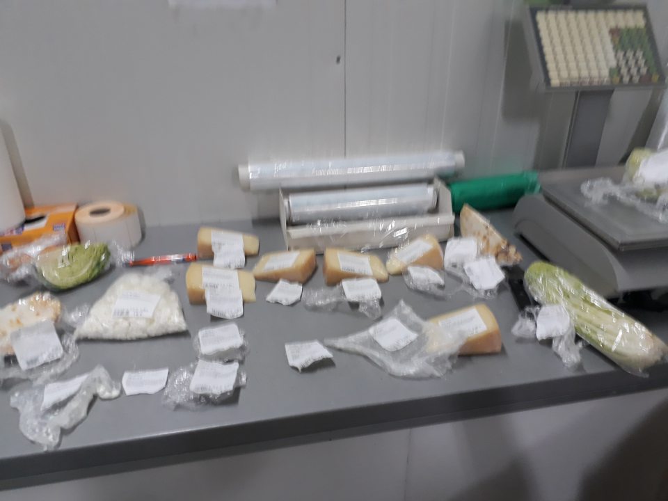 V smetnom koši v odpade nájdené etikety syrov a tvarohu s prázdnymi obalmi, ktoré boli znovu prebalené a označené novými etiketami už s predĺženým DS, hmotnosti týchto syrov, ktoré boli v predaji sa zhodovali s hmotnosťami syrov, ktorých etikety boli nájdené v koši.