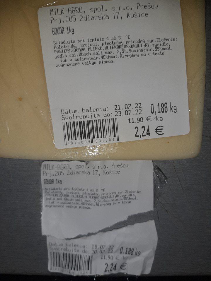 Identická hmotnosť syra v predaji a na etikete, nájdenej v koši.