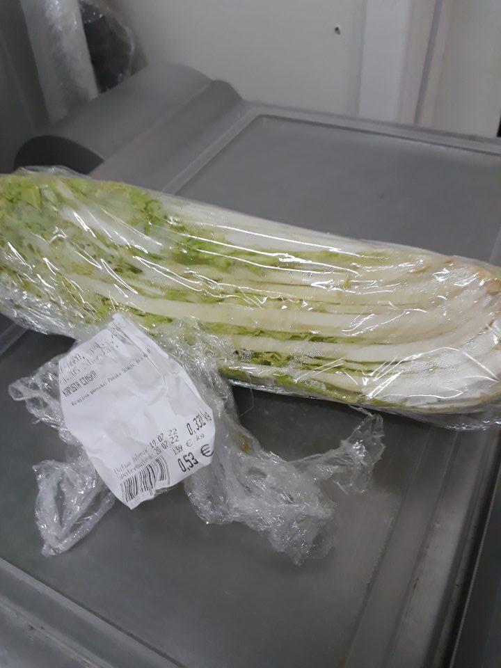 V smetnom koši boli nájdené prázdne obaly s etiketami krájanej zeleniny (kel).